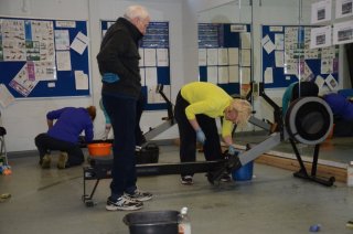 How many people does it take to clean an ergo?